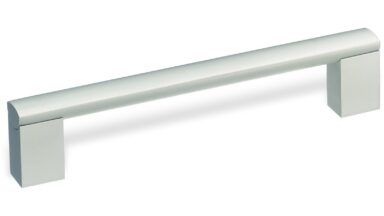 Design-Stangengriff Schwarzenbek Aluminium silber eloxiert - 108 mm lang vor weißem Hintergrund