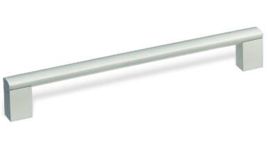 Design-Stangengriff Schwarzenbek Aluminium silber eloxiert - 236 mm lang vor weißem Hintergrund