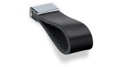 Designgriff Roth Zamak / Leder glanz chrom / schwarz - 26 mm lang vor weißem Hintergrund