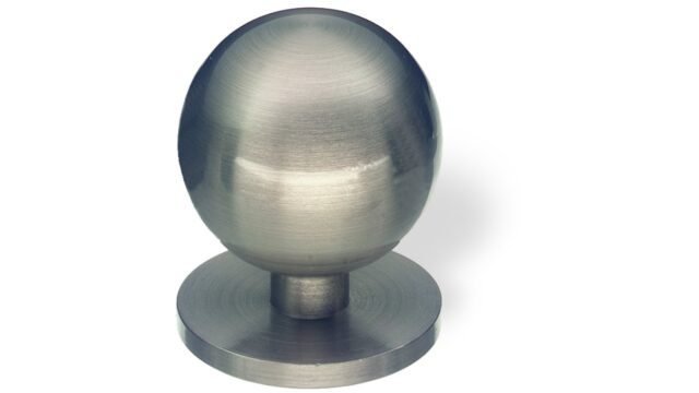 Designknopf Bad-Salzungen Messing edelstahlfinish - 30 mm lang  vor weißem Hintergrund