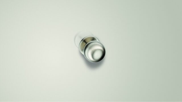 Designknopf Bad-Salzungen Messing poliert - 20 mm lang  vor weißem Hintergrund