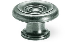 Designknopf Herrenberg Zamak zinn antik - 32 mm lang vor weißem Hintergrund