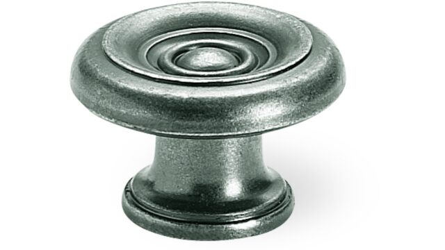 Designknopf Herrenberg Zamak zinn antik - 32 mm lang vor weißem Hintergrund