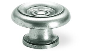 Designknopf Herrenberg Zamak zinn antik - 38 mm lang  vor weißem Hintergrund