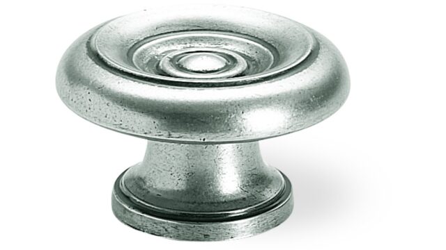 Designknopf Herrenberg Zamak zinn antik - 38 mm lang  vor weißem Hintergrund