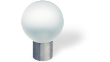 Designknopf Sylt Edelstahl gebürstet / Glas transparent matt - 25 mm lang vor weißem Hintergrund