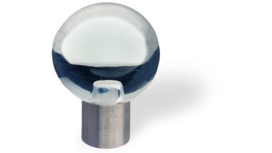 Designknopf Sylt Edelstahl gebürstet / Glas transparent klar - 25 mm lang vor weißem Hintergrund