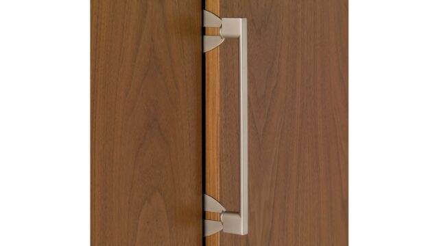 Adapter für Falttür 20 mm Kempten Zamak vernickelt matt - 45 mm lang  vor weißem Hintergrund