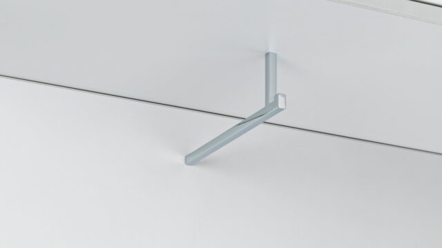 Garderobenbügel Leichlingen Zamak verchromt matt - 230 mm lang  vor weißem Hintergrund