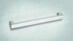 Gehrungsgriff Bad-Aibling Edelstahl gebürstet - 108 mm lang  vor weißem Hintergrund