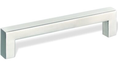 Gehrungsgriff Weißwasser Edelstahl gebürstet - 144 mm lang vor weißem Hintergrund