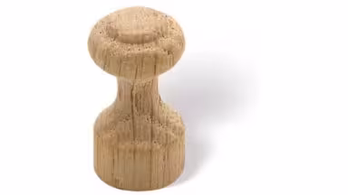 Knopf Schongau Holz eiche roh - 27 mm lang vor weißem Hintergrund