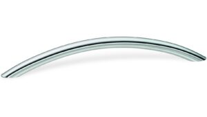 Segmentbogengriff Aichach Stahl verchromt poliert - 155 mm lang vor weißem Hintergrund