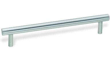 Stangengriff Burscheid Stahl verchromt matt - 136 mm lang vor weißem Hintergrund