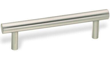 Stangengriff Burscheid Stahl vernickelt matt - 136 mm lang vor weißem Hintergrund