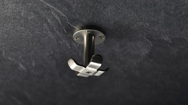 Deckenhaken Moosburg Edelstahl gebürstet - 59 mm lang  vor weißem Hintergrund