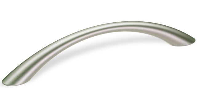 Design-Segmentbogengriff Brandenburg Zamak vernickelt matt - 162 mm lang vor weißem Hintergrund