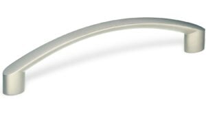 Design-Segmentbogengriff Frankenthal Zamak vernickelt matt - 139 mm lang  vor weißem Hintergrund