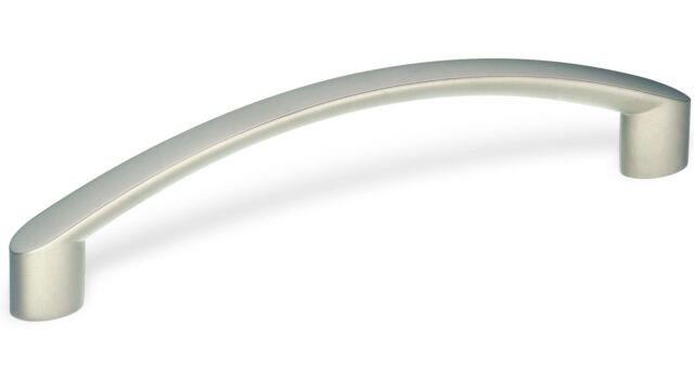 Design-Segmentbogengriff Frankenthal Zamak vernickelt matt - 139 mm lang vor weißem Hintergrund