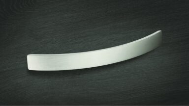 Design-Segmentbogengriff Schwerin Zamak edelstahlfinish - 160 mm lang  vor weißem Hintergrund