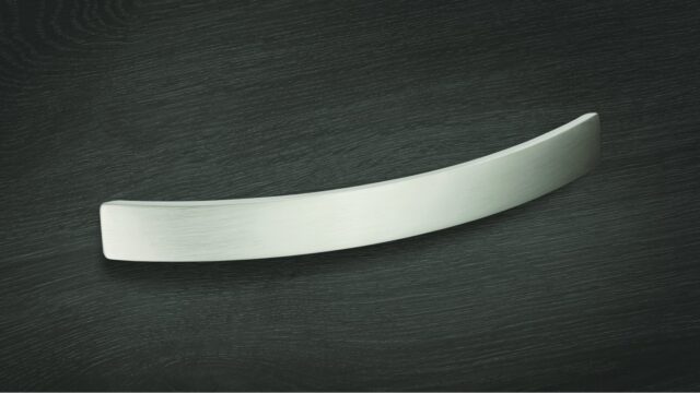 Design-Segmentbogengriff Schwerin Zamak edelstahlfinish - 160 mm lang  vor weißem Hintergrund