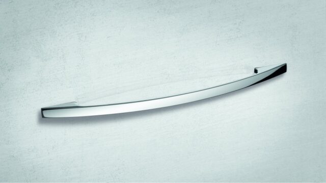 Design-Segmentbogengriff Starnberg Zamak verchromt poliert - 156 mm lang  vor weißem Hintergrund