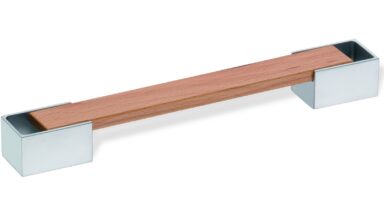 Designgriff Garmisch-Partenkirchen Zamak matt chrom / Kernbuche lackiert - 252 mm lang vor weißem Hintergrund