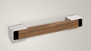 Designgriff Garmisch-Partenkirchen Zamak matt chrom / Kernbuche lackiert - 252 mm lang  vor weißem Hintergrund