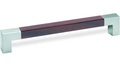 Designgriff Köthen Zamak matt chrom / Nussbaum lackiert - 204 mm lang vor weißem Hintergrund