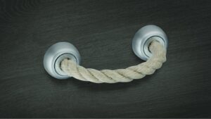 Designgriff-Saarwellingen-silber-Kunststoff-laenge-165-SW-224358-anwendung Designgriff Saarwellingen Kunststoff silber / Seil - 165 mm lang vor weißem Hintergrund