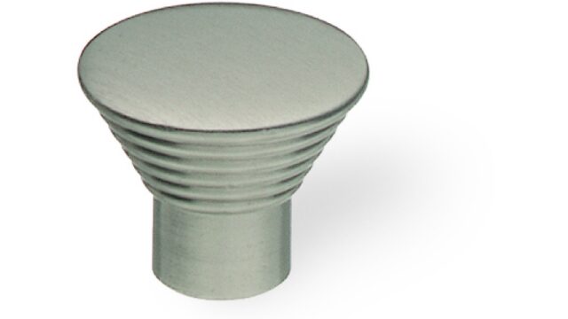 Designknopf Damme Messing edelstahlfinish - 24 mm lang vor weißem Hintergrund