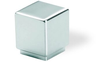Designknopf Neuburg Zamak verchromt poliert - 20 mm lang vor weißem Hintergrund