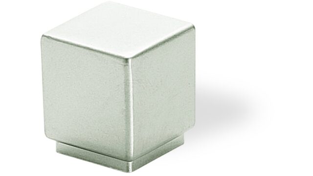 Designknopf Neuburg Zamak vernickelt matt - 20 mm lang vor weißem Hintergrund