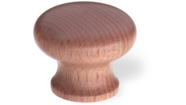 Designknopf Schönefeld Buche roh geschliffen - 35 mm lang vor weißem Hintergrund