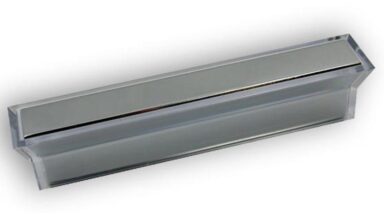 Griffleiste Ennigerloh Zinkdruckguß - chrom glänzend, Kunststoff Glaseffekt - glasklar - 118 mm lang vor weißem Hintergrund
