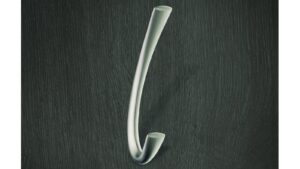 Hut- u. Mantelhaken Langenhagen Zamak vernickelt matt - 70 mm lang  vor weißem Hintergrund