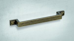 Landhausgriff Riesa Zamak messing brüniert - 163 mm lang  vor weißem Hintergrund