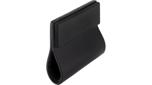 Griff Mülheim-Kärlich Druckguss schwarz Leder - 50 mm lang  vor weißem Hintergrund