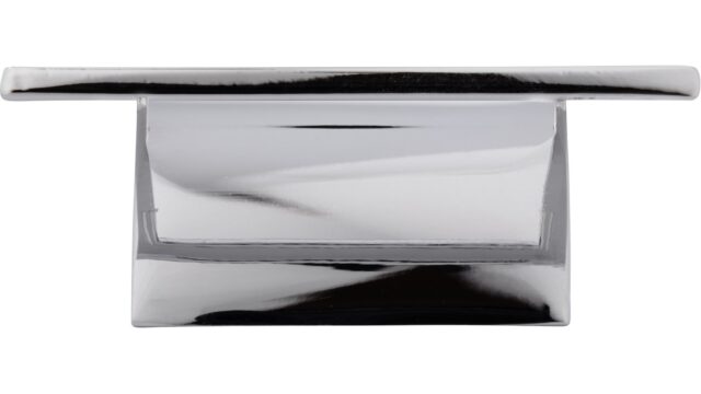 Griff Wardenburg Zinkdruckguß - chrom glänzend - 64 mm lang  vor weißem Hintergrund