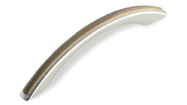 Griff + Einlage Herford Kunststoff metallisiert nickel matt holzeffekt kirschfarbig - 134 mm lang vor weißem Hintergrund
