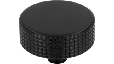 Knopf Steinau Druckguss schwarz matt pulverbeschichtet - 38 mm lang  vor weißem Hintergrund