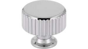 Knopf Stripes-Round-Massiv Druckguss chrom glänzend - 30 mm lang  vor weißem Hintergrund