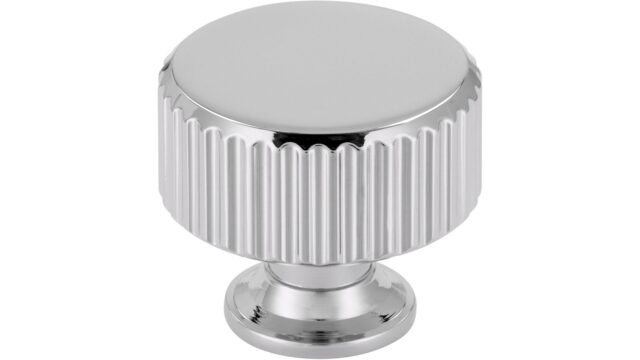 Knopf Stripes-Round-Massiv Druckguss chrom glänzend - 30 mm lang vor weißem Hintergrund
