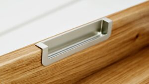 Muschelgriff Eberswalde Zamak verchromt poliert - 138 mm lang  vor weißem Hintergrund