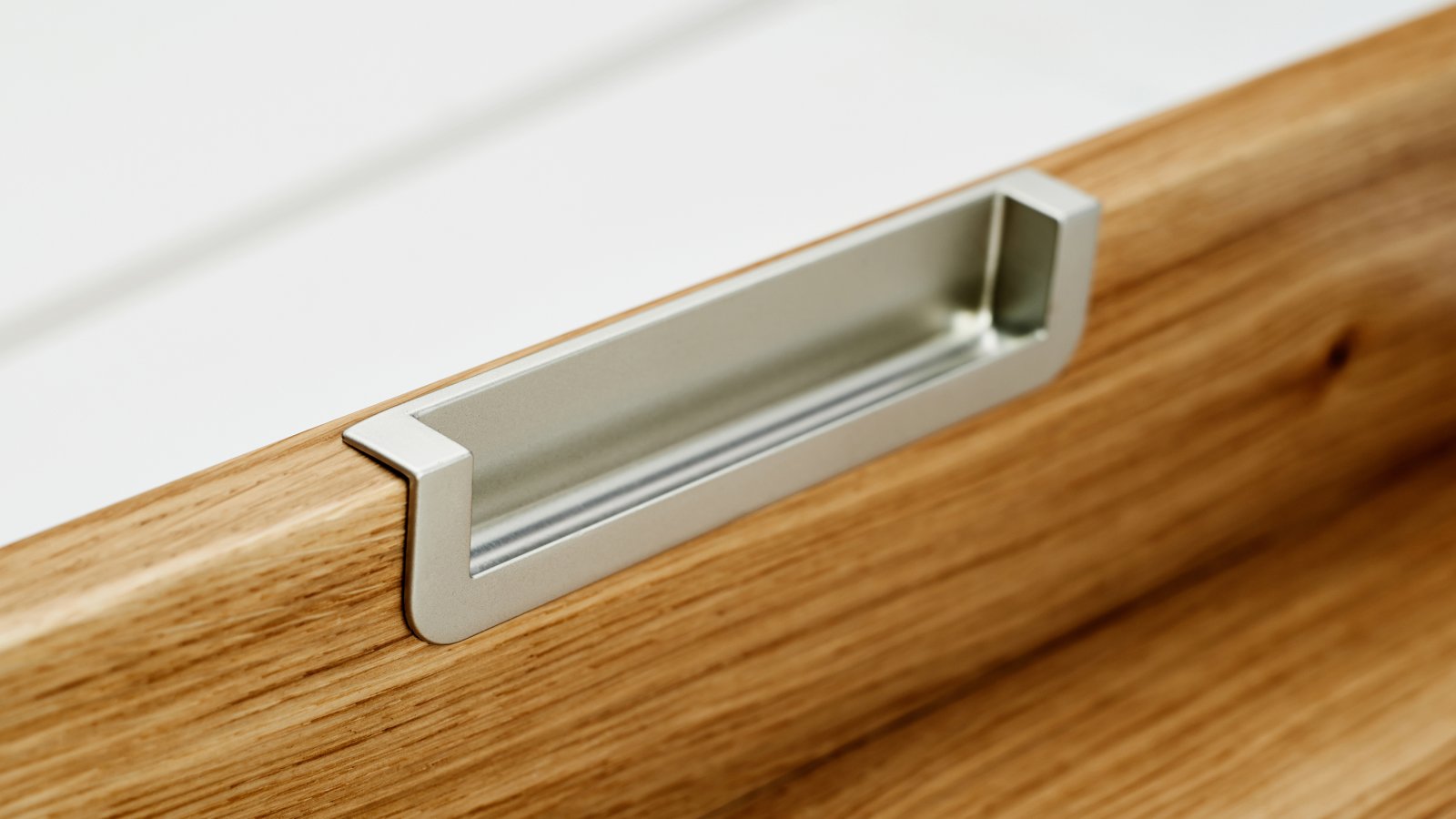 Muschelgriff Eberswalde Zamak verchromt poliert - 138 mm lang  vor weißem Hintergrund