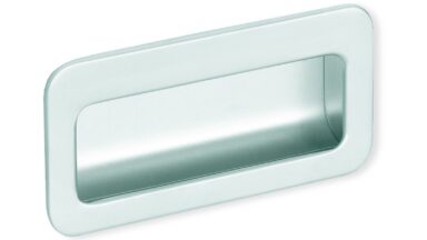 Muschelgriff Porta-Westfalica Zamak verchromt matt - 110 mm lang  vor weißem Hintergrund