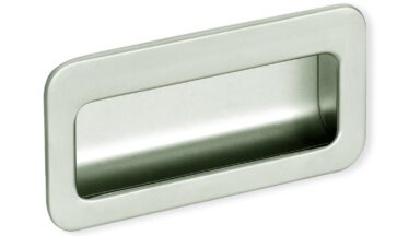 Muschelgriff Porta-Westfalica Zamak vernickelt matt - 110 mm lang  vor weißem Hintergrund