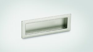 Muschelgriff Saalfeld Zamak verchromt matt - 105 mm lang  vor weißem Hintergrund