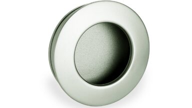 Muschelgriff Schwedt Zamak vernickelt matt - 60 mm lang  vor weißem Hintergrund