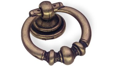 Ringgriff Trier Zamak brüniert - 47 mm lang vor weißem Hintergrund